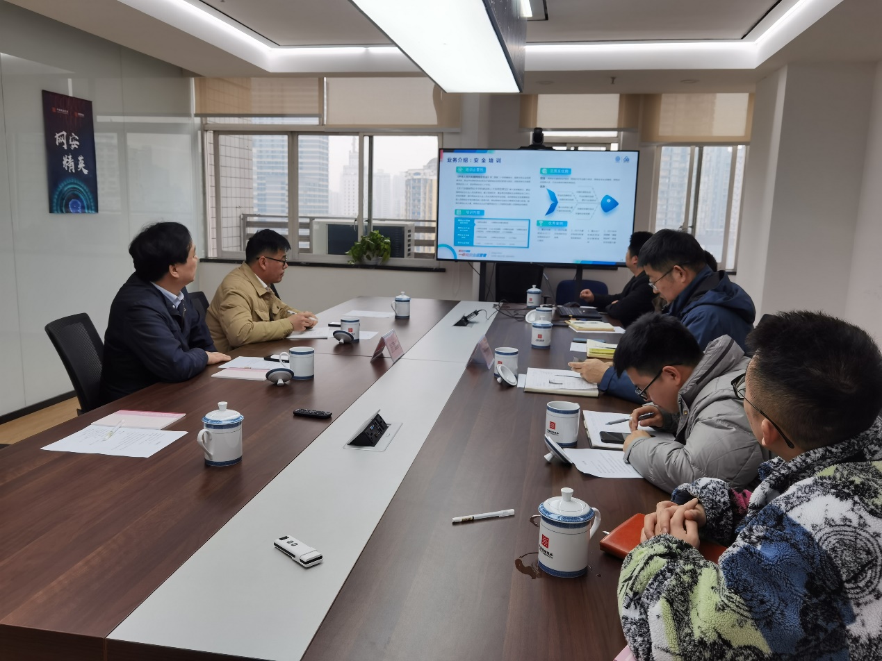 会议室里的人们描述已自动生成 会议室里的人们描述已自动生成