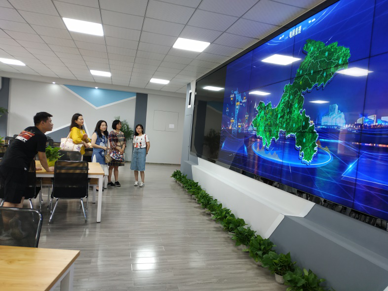 参观大数据可视化中心