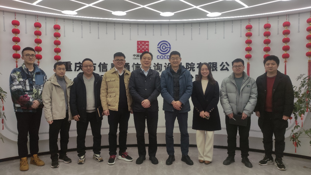 一群人站在壁报板前描述已自动生成 一群人站在壁报板前描述已自动生成