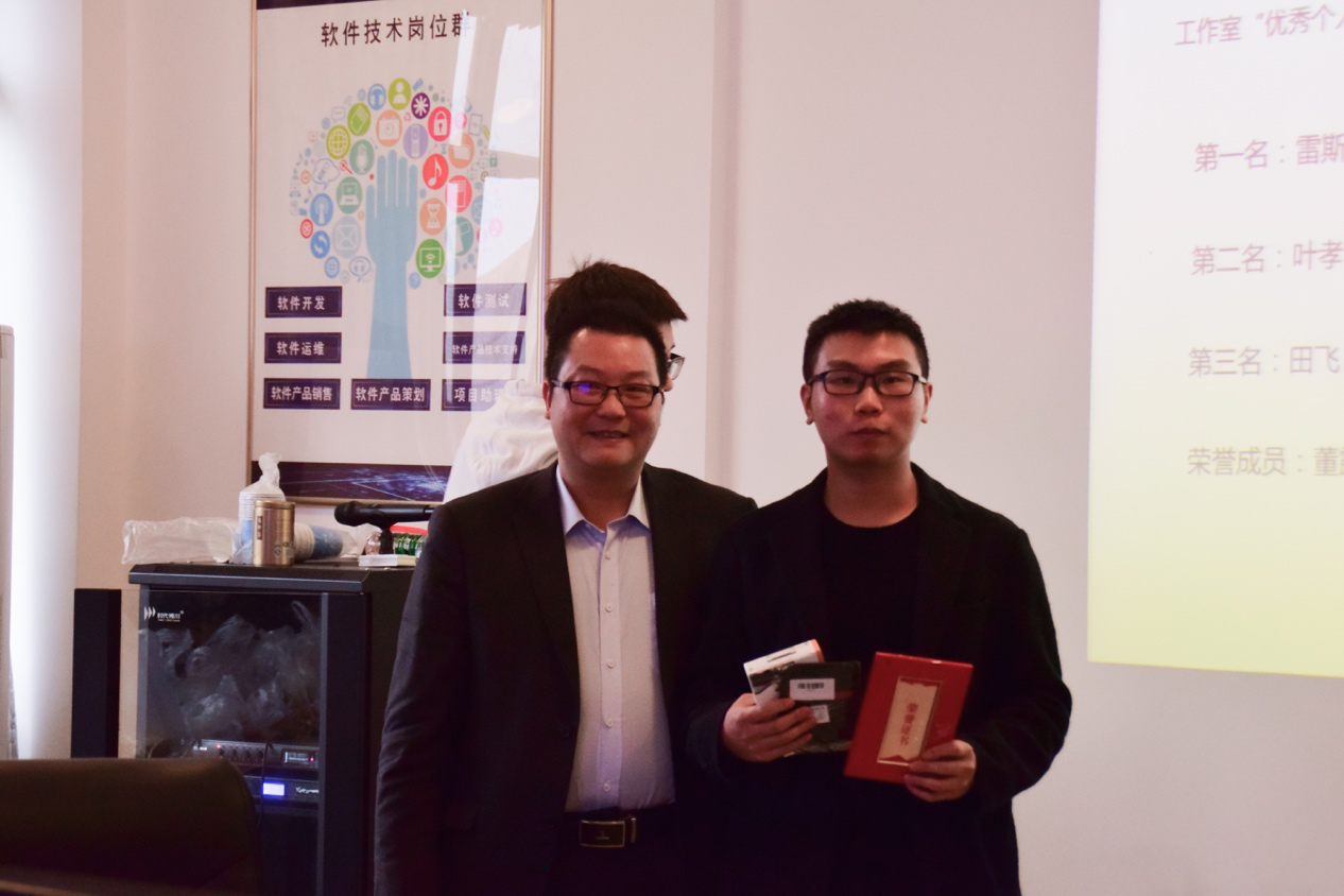 李林副院长与获奖同学雷斯寒合影